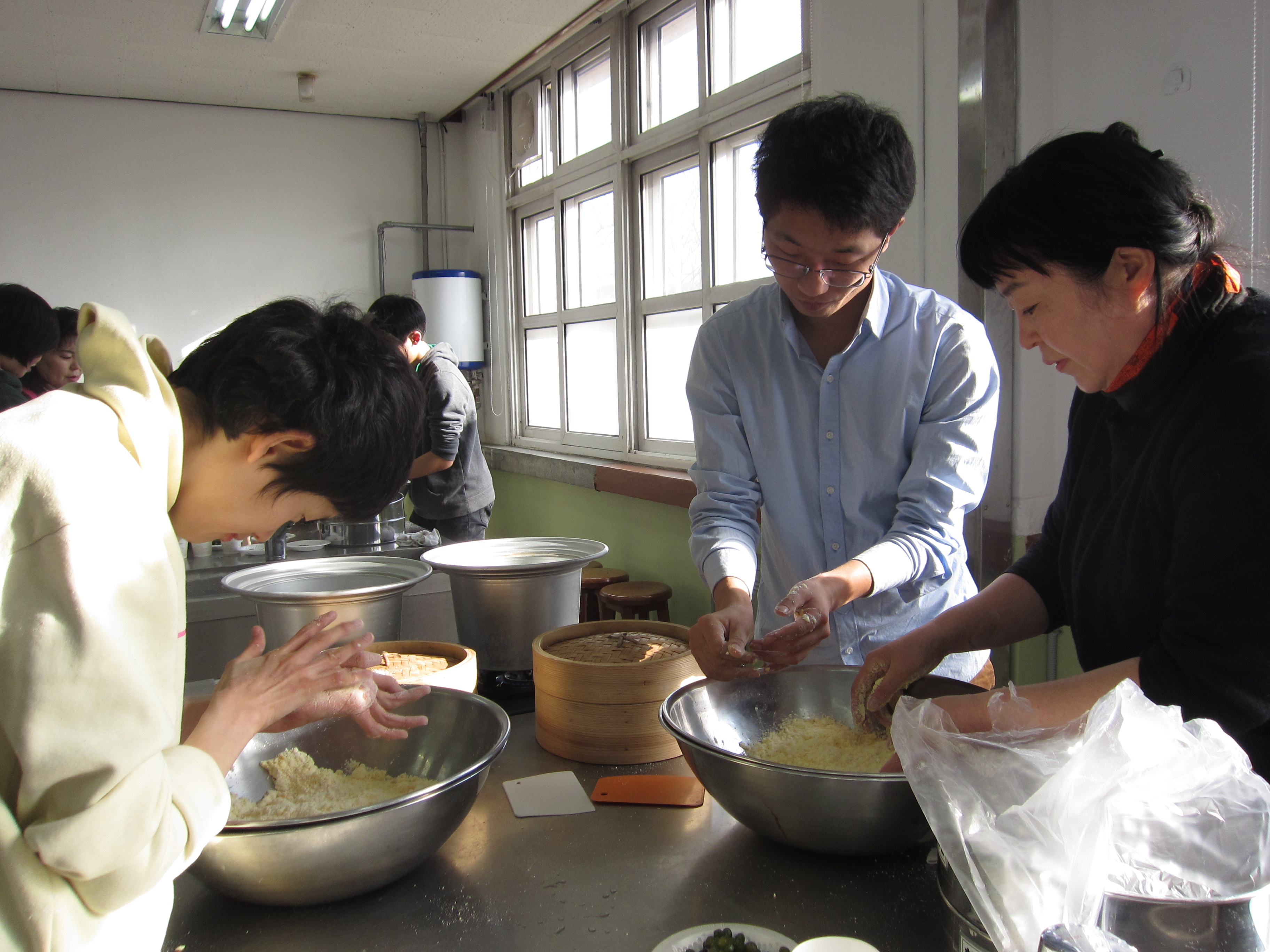 몸에도 좋고 맛도좋은 약초로 떡을 만들어요~!!